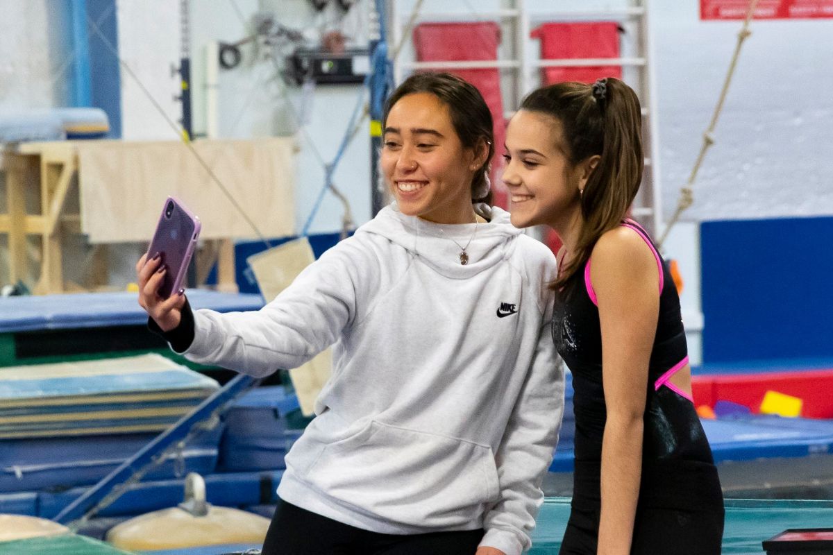 Selfie Session With Katelyn Ohashi & Trinity Thomas + Handstand Contest!